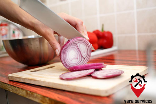 Chop the onion - طرز تهیه بادمجان در ماکروفر